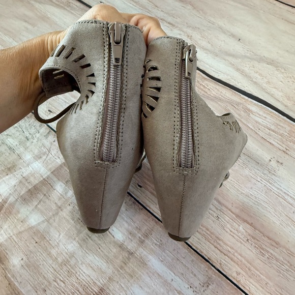 Madden NYC Size 7 Womens Gladiator Wedge Sandal Beige Faux Suede - Picture 4 of 9